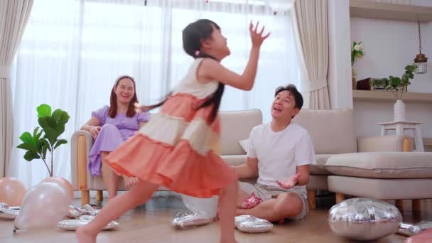 Szczęśliwy Azjatycki Rodzina Ojciec Matka Córka Grać Balon Cieszyć Się — Wideo stockowe