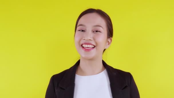 Porträtt Glad Ung Asiatisk Affärskvinna Presenterar Isolerad Gul Bakgrund Reklam — Stockvideo