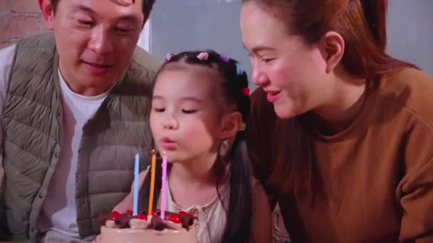 Bonheur Asiatique Père Mère Célébrer Anniversaire Avec Fille Tandis Que — Video