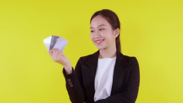 Portrait Belle Jeune Femme Affaires Asiatique Détiennent Carte Crédit Carte — Video