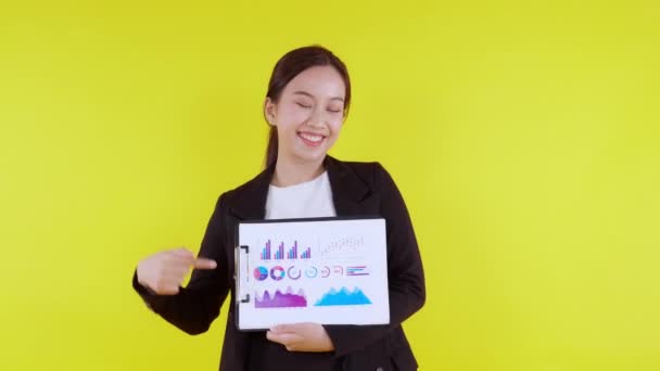 Ritratto Giovane Donna Affari Asiatica Mostrando Grafico Profitto Marketing Isolato — Video Stock