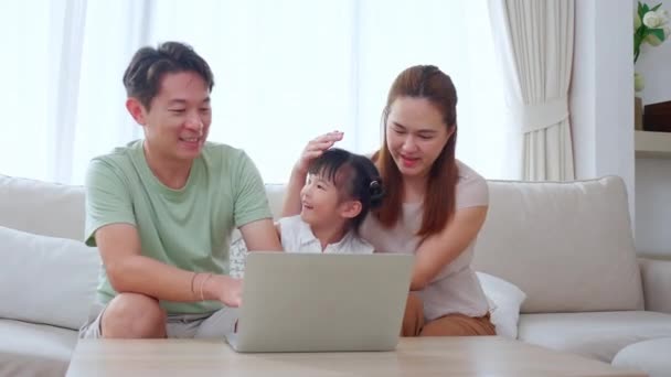 Felicidad Familia Papá Mamá Sentado Viendo Ordenador Portátil Para Aprender — Vídeos de Stock
