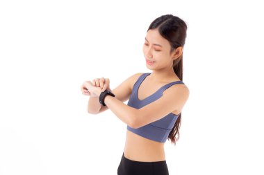 Egzersiz için akıllı görünen genç Asyalı kadın ve beyaz arka planda kardiyo izole edilmiş aerobik, nabzı atan akıllı bir kadın sağlık, spor konsepti ve sporla uğraşırken nabzı atan bir kadın..