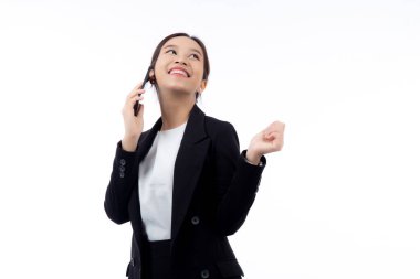 Takım elbiseli genç Asyalı iş kadını beyaz arka planda izole edilmiş akıllı telefondan konuşuyor, iş kadını akıllı telefondan konuşuyor, cep telefonu tutan kadın, iletişim konsepti.