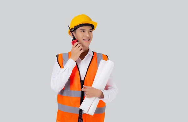 Retrato Jovem Asiático Engenheiro Homem Vestindo Capacete Usando Rádio Para — Fotografia de Stock
