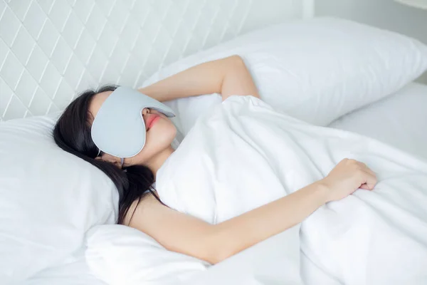 Belle Jeune Femme Asiatique Portant Couvercle Oeil Dormir Sur Lit — Photo