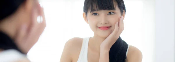 Rosto Bonito Jovem Mulher Asiática Com Sorriso Feliz Toque Bochecha — Fotografia de Stock