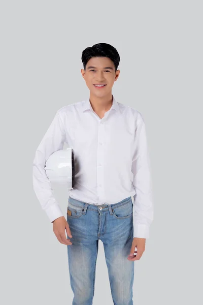 Portrét Mladý Asijský Muž Inženýr Držící Přilbu Stojící Usmívající Jistotou — Stock fotografie