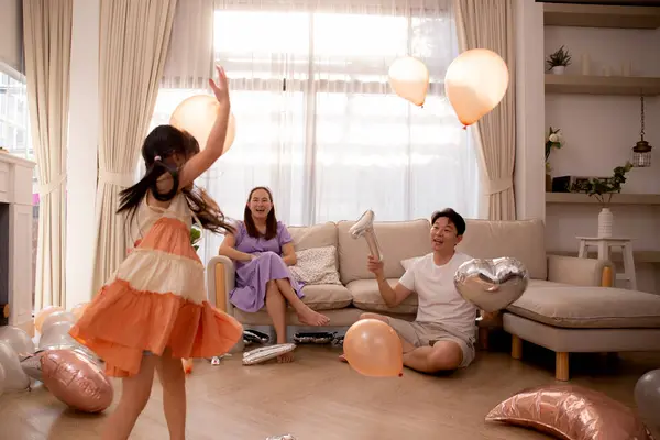 在家里客厅里庆祝的时候 快乐的亚洲家庭父亲 女儿和快乐的父亲 女儿都在玩气球 充满了欢乐和欢乐 — 图库照片