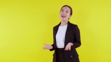 Sarı arka planda, reklamcılık ve pazarlamada izole edilmiş genç Asyalı iş kadını portresi, yönetici ve yönetici, iş kadını kendini ifade etme ve konuşma konusunda kendinden emin.