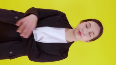Genç Asyalı iş kadını mutsuz ve kızgın portresi sarı arka plan, ifade ve duygu, iş kadını rahatsız ve endişeli, agresif ve endişeli, kadın stresi ve depresif.