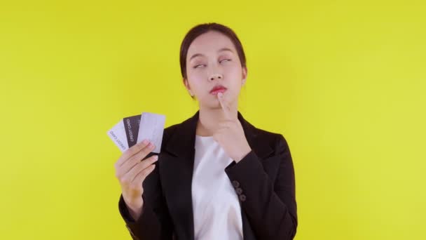 Porträtt Vackra Unga Asiatiska Affärskvinna Innehar Kreditkort Eller Betalkort För — Stockvideo