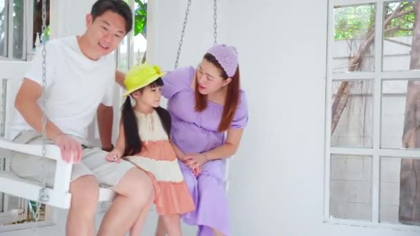 Bonheur Asiatique Famille Père Mère Assis Chaise Balançoire Avec Fille — Video