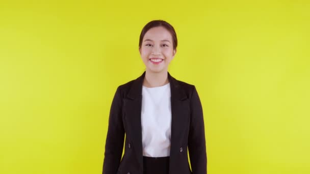 Porträtt Vacker Affärskvinna Kostym Står Med Glädje Och Framgång Isolerad — Stockvideo