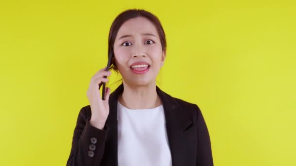 Retrato Jovem Asiático Empresária Falando Gritar Com Irritado Chamando Telefone — Vídeo de Stock