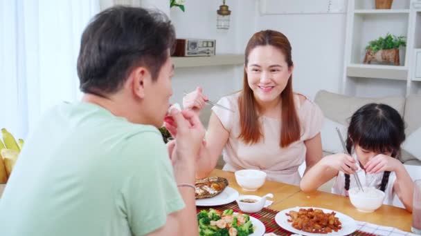 Felicidad Familia Asiática Madre Padre Hija Comiendo Comida Cocina Juntos — Vídeos de Stock