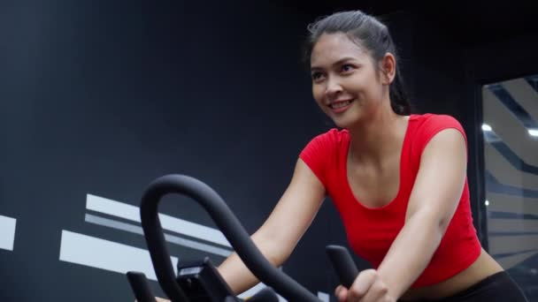 Jeune Femme Asiatique Chevauchant Une Machine Vélo Pour Formation Entraînement — Video