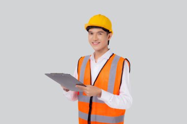 Miğfer görünümlü belge takan Asyalı genç mühendis portresi ya da panoda rapor beyaz arka plan, mimar ya da müteahhit kontrol ve planlama için teşhis, endüstriyel konsept.