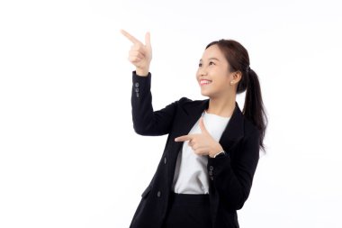 Genç Asyalı iş kadını portresi beyaz arka planda izole edilmiş, reklamcılık ve pazarlama, yönetici ve menajer, iş kadını kendini ifade eden bir şey gösteriyor..