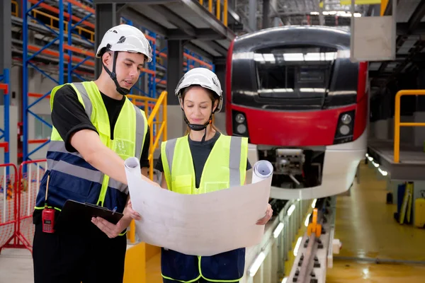 Jeune Ingénieur Caucasien Homme Femme Travailleur Regardant Plan Vérifiant Train — Photo