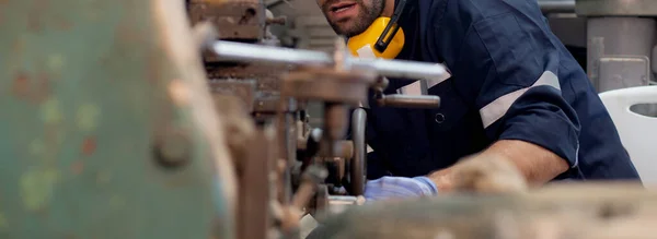 Junge Kaukasische Ingenieur Mann Der Drehmaschine Zur Vorbereitung Der Produktion — Stockfoto