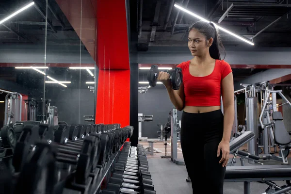 Spor Giyinen Genç Asyalı Kadın Spor Salonunda Spor Salonunda Spor — Stok fotoğraf