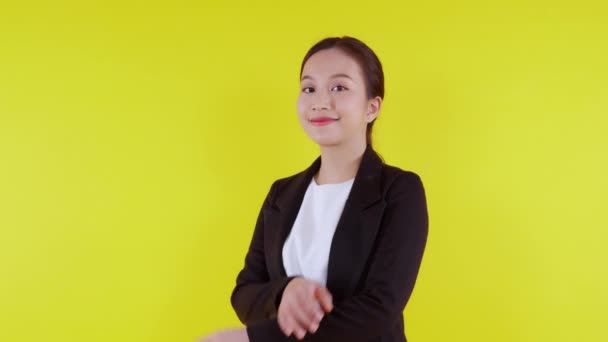 形象漂亮的女商人 身穿西服 双臂交叉 孤零零地站在黄色背景下 年轻的亚洲女商人是经理或经理 带着自信的微笑是积极而成功的 — 图库视频影像