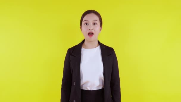 Porträt Schöne Geschäftsfrau Anzug Steht Mit Freude Und Erfolg Isoliert — Stockvideo