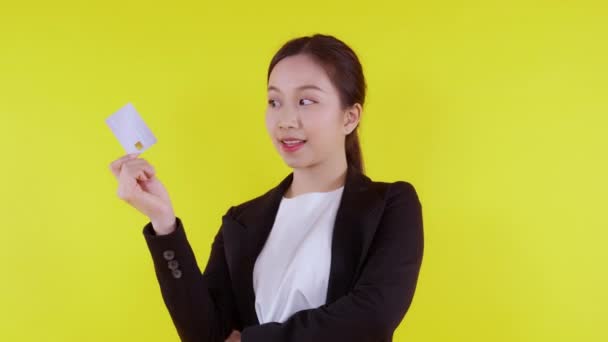 Portret Piękna Młoda Azjatycka Kobieta Biznesu Posiadają Kartę Kredytową Lub — Wideo stockowe