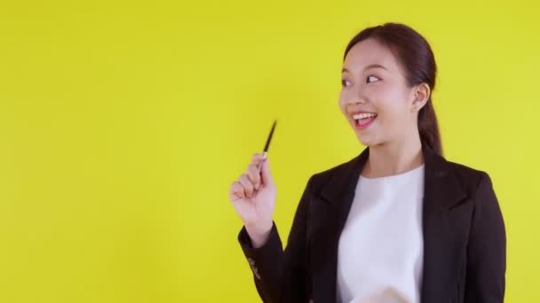 Ritratto Giovane Donna Affari Asiatica Con Penna Presentazione Sfondo Giallo — Video Stock