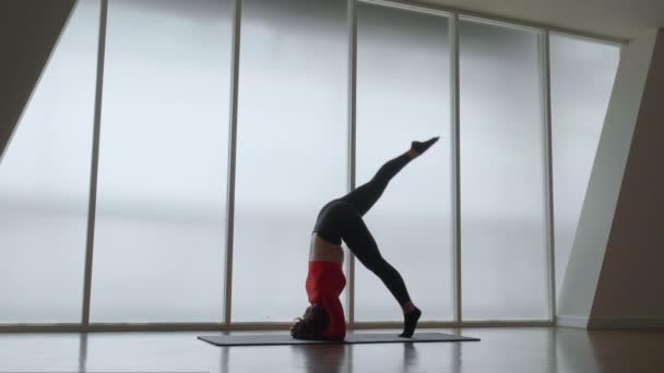 Mujer Joven Caucásica Practicando Yoga Con Fuerza Gimnasio Fitness Deporte — Vídeo de stock