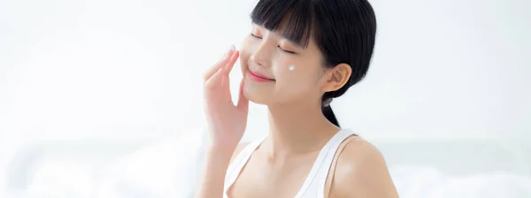 Mooie Jonge Aziatische Vrouw Met Cartridge Aanbrengen Crème Lotion Met — Stockfoto