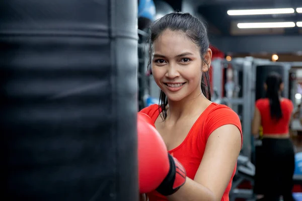 Genç Asyalı Kadınların Spor Salonunda Motivasyon Boksu Aktif Spor Antrenman — Stok fotoğraf