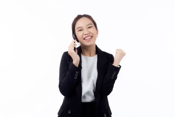 Jovem Asiática Mulher Negócios Terno Falando Telefone Inteligente Isolado Fundo — Fotografia de Stock