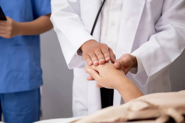 Closeup Χέρια Του Γιατρού Άνθρωπος Ενθαρρύνει Ηλικιωμένους Ασθενείς Στο Νοσοκομείο — Φωτογραφία Αρχείου