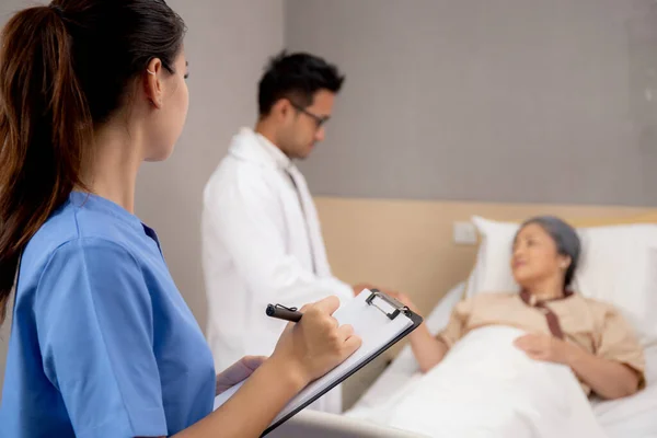 Médico Especialista Homem Enfermeira Explicando Verificar Com Paciente Idoso Hospital — Fotografia de Stock