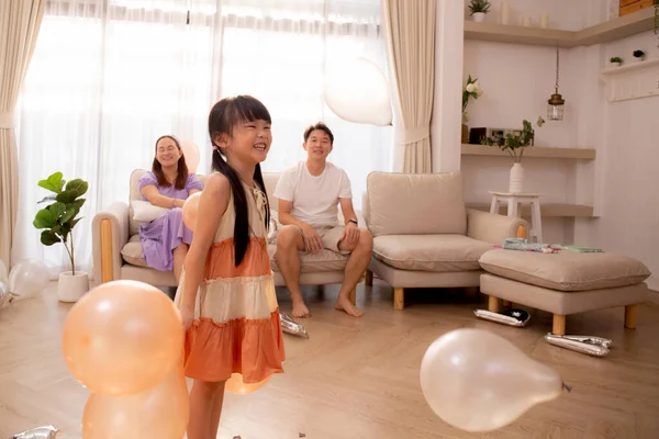 Feliz Asiático Familia Padre Madre Hija Jugar Globo Con Disfrutar — Foto de Stock