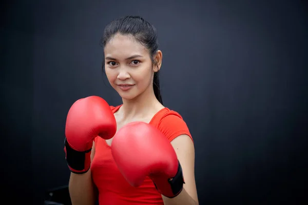 Determinazione Della Giovane Donna Asiatica Che Motivazione Boxe Palestra Fitness — Foto Stock