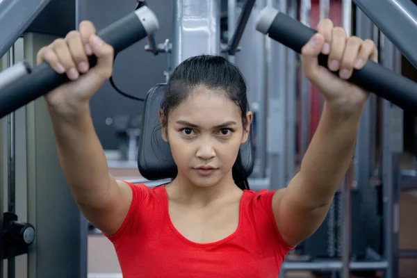 Genç Asyalı Kadın Spor Antrenmanı Fitness Jimnastik Makineleri Ile Kararlılık — Stok fotoğraf
