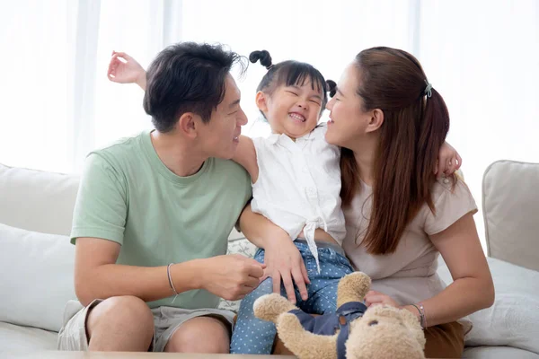 Mutlu Asyalı Aile Babası Anne Kızı Evdeki Oturma Odasında Koltukta Telifsiz Stok Fotoğraflar