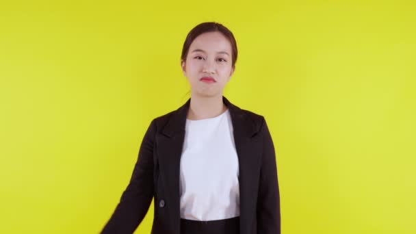 Porträt Unglückliche Junge Asiatische Geschäftsfrau Präsentiert Und Abneigung Isoliert Auf — Stockvideo