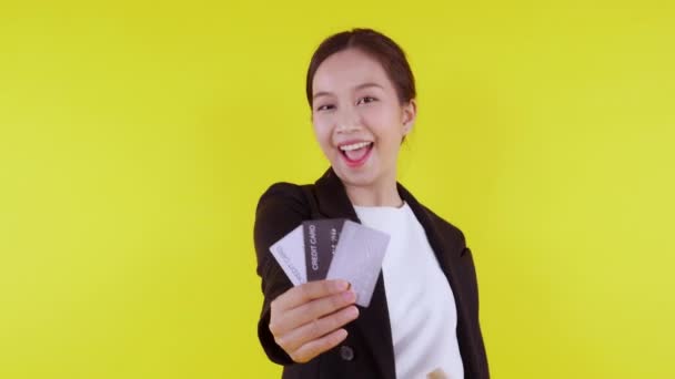 Portret Piękna Młoda Azjatycka Kobieta Biznesu Posiadają Kartę Kredytową Lub — Wideo stockowe
