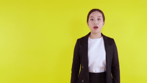 Sarı Arka Planda Mutlu Başarıyla Duran Takım Elbiseli Güzel Kadını — Stok video