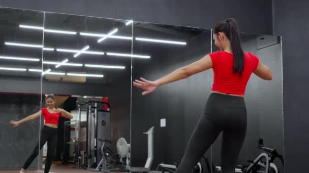 Красивая Молодая Азиатка Танцует Балет Зеркала Тренировки Кардио Фитнес Спортивном — стоковое видео