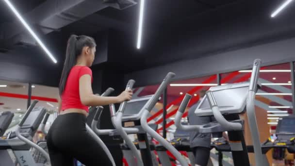 Πορτρέτο Νεαρή Ασιάτισσα Γυναίκα Πόδια Στο Διάδρομο Στο Γυμναστήριο Άσκηση — Αρχείο Βίντεο