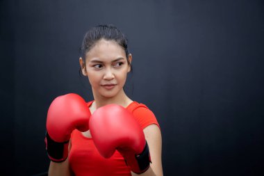 Genç Asyalı kadınların spor salonunda motivasyon boksu, aktif spor ve antrenman, güçlü ve kendine güvenen boks eğitimi, sağlık ve sağlık, egzersiz ve kardiyo ile yumruk atma kararlılığı.