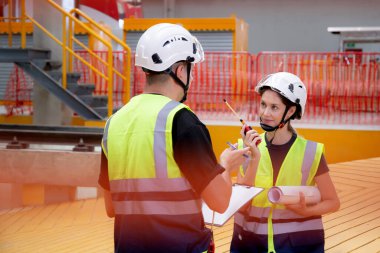 Kafkasyalı genç mühendis ve kadın, istasyon, ulaşım ve altyapı panolarındaki panoda bakım bakımı için elektirikli treni kontrol ediyorlar..