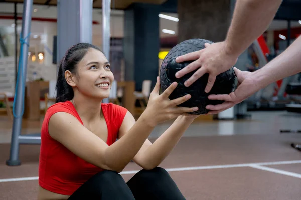Genç Asyalı Kadın Beyaz Erkek Antrenör Spor Salonunda Kas Gücü — Stok fotoğraf