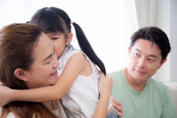 Felice Famiglia Asiatica Figlia Bacio Guancia Padre Madre Seduti Sul — Foto Stock