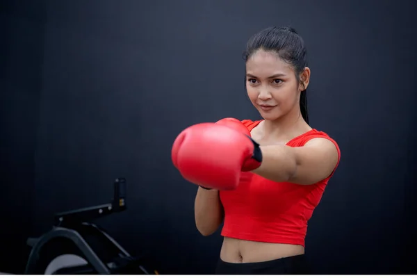 Genç Asyalı Kadınların Spor Salonunda Motivasyon Boksu Aktif Spor Antrenman — Stok fotoğraf